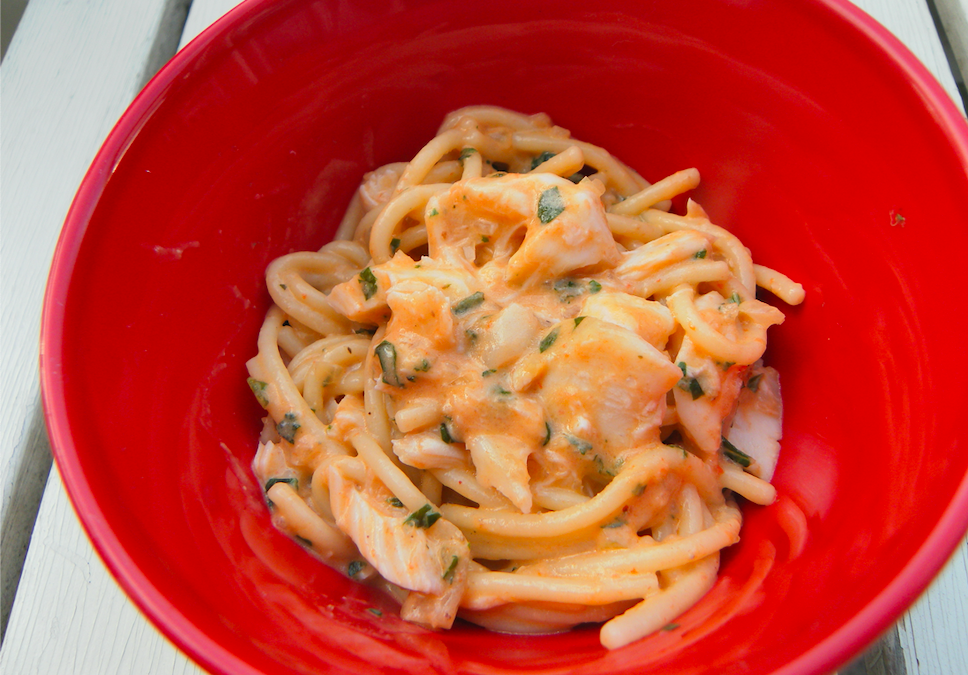 Pasta met vis en romige paprika tomatensaus